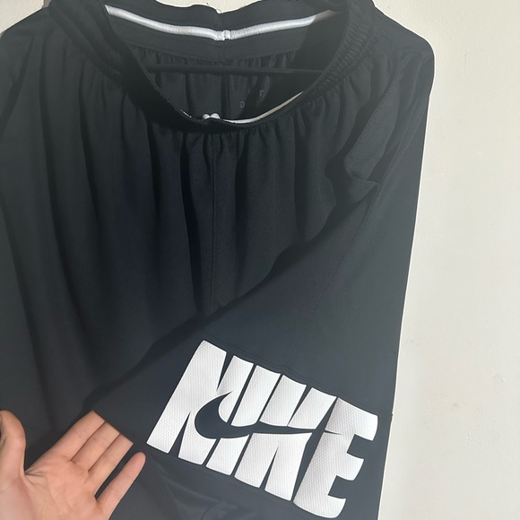Nike Black and White Shorts Size L - Picture 1 of 4
